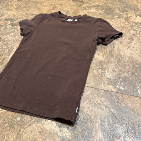 Aritzia HomeStretch Ribbed Baby T-Shirt - Picture 2 of 3